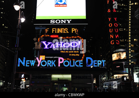 Nachtgottesdienst Ansicht blauen Neon New York Police Department, vordere One Times Square, Times Square, 7th Avenue und Broadway, New York Stockfoto
