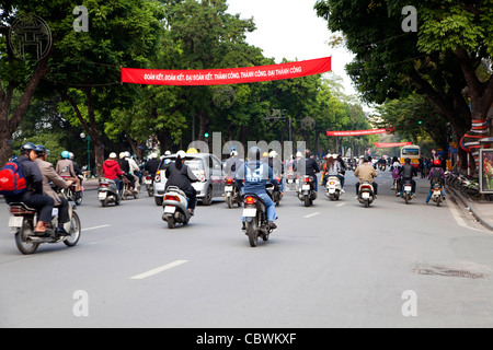 Verkehr mit Autos, Motorroller, Fahrräder, Motorräder und Menschen in Hanoi, Vietnam, Asien Stockfoto