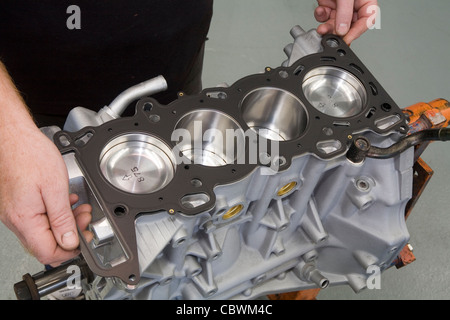 Zylinderkopfdichtung auf einen Vierzylinder-Auto-Motorblock gelegt Stockfoto