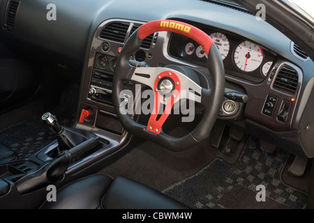Ausgefallene individuelle Lenkrad und Armaturenbrett Dashboard Faszie in der Kabine eines modifizierten Autos Stockfoto