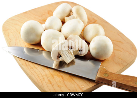 Champignons mit Messer auf ein Schneidebrett Stockfoto