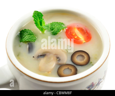 eine Pilzsuppe in einer Tasse Suppe Stockfoto
