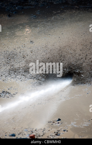 Plantschen mit high-Speed-Schlamm Stockfoto