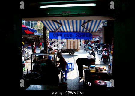 Traditionelles kleines Restaurant mit typisch vietnamesischen Speisen, Hanoi, Vietnam, Asien Stockfoto