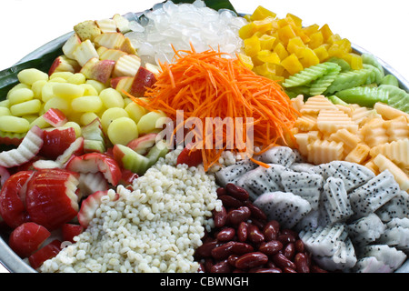 Salate, Gemüse, Obst in eine Schüssel große Pad mit Bananenblättern. Stockfoto