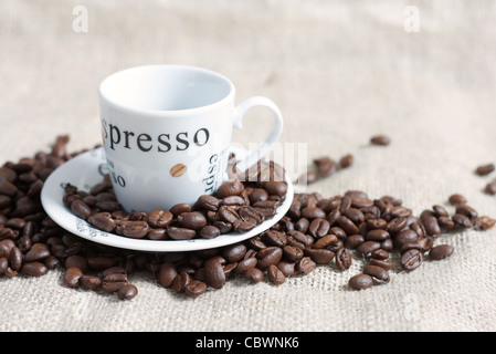 Kaffeebohnen und einer Tasse Kaffee Stockfoto