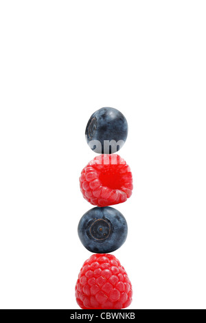 Ein Stapel von Heidelbeeren und Himbeeren Stockfoto