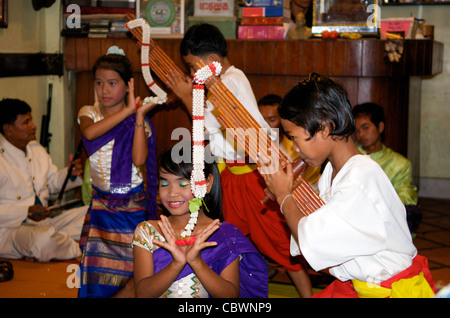 Kambodschanische Kinder (Waisen), die einen traditionellen Khmer-Tanz vorbilden, Viejo Tonle Restaurant, Sisowath Quay, Phnom Penh, Kambodscha. Quelle: Kraig lieb Stockfoto