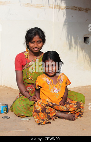 Lächelnde Mutter mit Tochter Andhra Pradesh in Indien Stockfoto