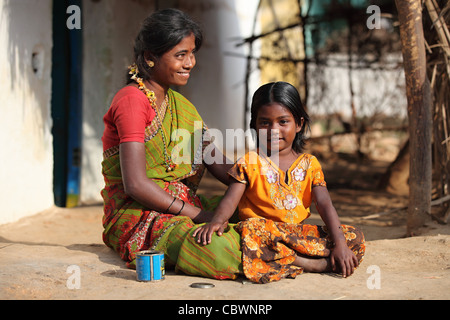 Lächelnde Mutter mit Tochter Andhra Pradesh in Indien Stockfoto