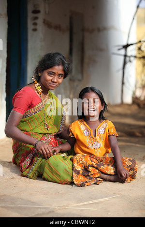 Lächelnde Mutter mit Tochter Andhra Pradesh in Indien Stockfoto
