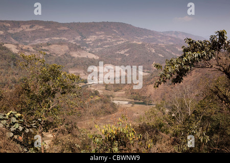 Indien, Manipur, Fluss schlängelt sich durch ausgetrocknete Manipur Hills in der Trockenzeit Stockfoto