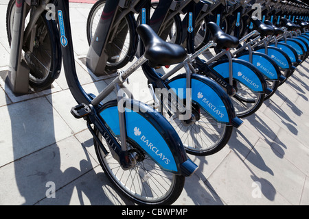 Reihe von Barclays Leihfahrräder, London. Stockfoto