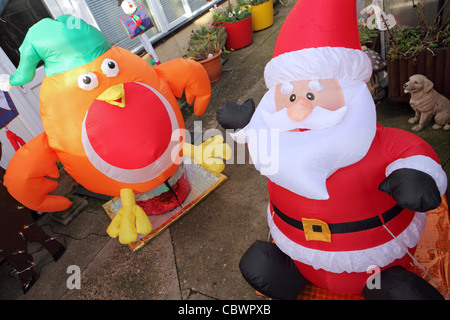 bunte Kunststoff Weihnachtsschmuck im Garten des britischen House, Leiston, Suffolk, UK Stockfoto