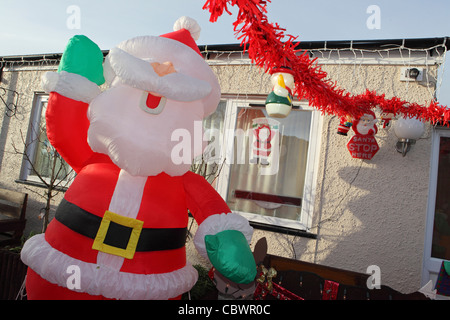 bunte Kunststoff Weihnachtsschmuck im Garten des britischen House, Leiston, Suffolk, UK Stockfoto