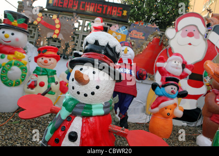 bunte Kunststoff Weihnachtsschmuck im Garten des britischen House, Leiston, Suffolk, UK Stockfoto