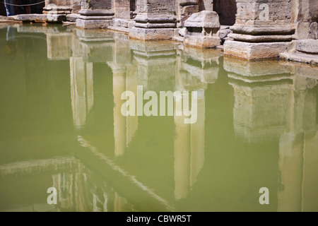 Reflexionen der Pfeiler und Säulen an die Roman Baths in Bad Stockfoto