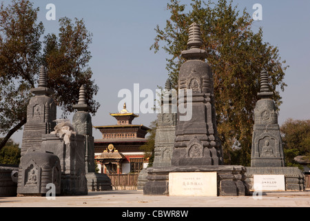 Bihar, Bodhgaya, Indien, Buddhismus, japanischer Tempel geschnitzten Stein Stupas im Tempelgarten Stockfoto