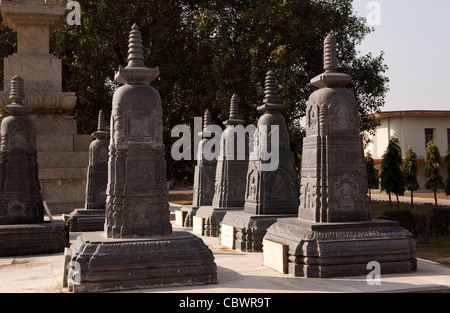 Bihar, Bodhgaya, Indien, Buddhismus, japanischer Tempel geschnitzten Stein Stupas im Tempelgarten Stockfoto