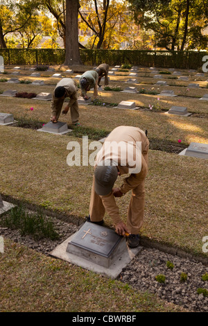 Indien, Manipur, Imphal, Commonwealth War Graves Kommission WW2 Cemetery Arbeitnehmer Reinigung Grab Plaketten Stockfoto