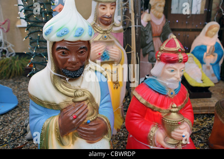 bunte Kunststoff Weihnachtsschmuck im Garten des britischen House, Leiston, Suffolk, UK Stockfoto