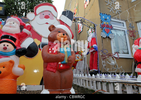 bunte Kunststoff Weihnachtsschmuck im Garten des britischen House, Leiston, Suffolk, UK Stockfoto