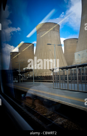 Kühltürme am Ratcliffe auf Soar Kraftwerk, Nottinghamshire durch Zugfenster gesehen. Stockfoto