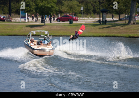 Zwei Männer, die Stunts auf einem Wakeboard, Extremsport Stockfoto