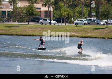 Zwei Männer, die Stunts auf einem Wakeboard, Extremsport Stockfoto