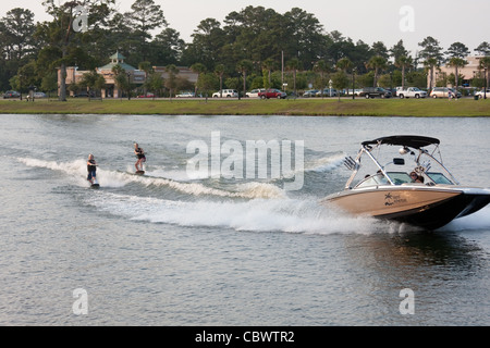 Jungen und Mädchen Wakeboarden Stockfoto