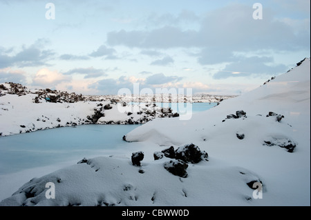 Schnee und Eis im blue Lagoon Spa Reykjavik Island Stockfoto