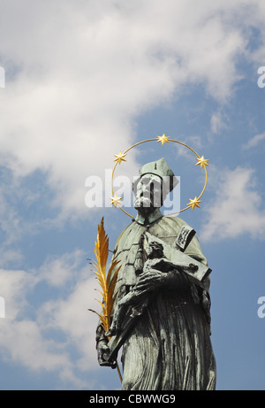 Die Statue des Johannes von Nepomuk auf der Karlsbrücke in Prag, Tschechische Republik Stockfoto