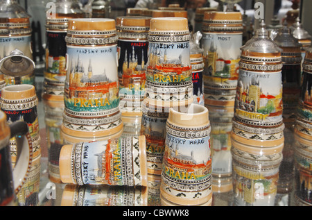 Souvenir-Bierkrüge, Prag, Tschechische Republik Stockfoto