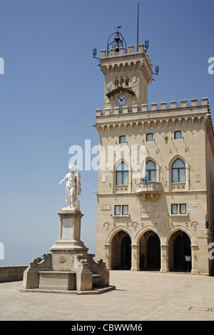 Die Statue of Liberty und das Rathaus (Palazzo Pubblico), Piazza della Libertà, San Marino Stockfoto