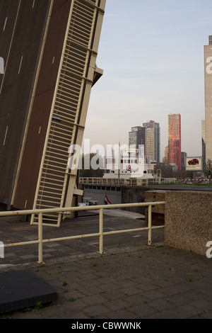 De Nieuwe Leuvebrug in Rotterdam (neue Leuvebridge) Stockfoto