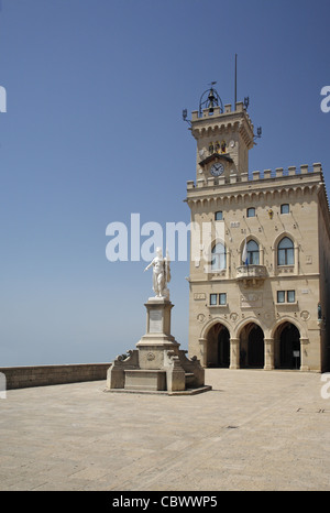 Die Statue of Liberty und dem Rathaus entfernt, Piazza della Liberta, San Marino Stockfoto