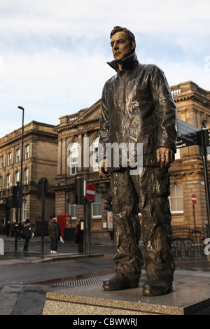 Bemalte Bronze Skulptur bin ein mit potenziellen Selbst" von Sean Henry 2003, Newcastle North East England Großbritannien Stockfoto