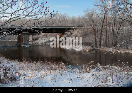 Ein Blick von der Eisenbahnbrücke auf Ile Perrot in Quebec. Stockfoto