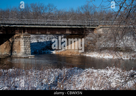 Ein Blick von der Eisenbahnbrücke auf Ile Perrot in Quebec. Stockfoto