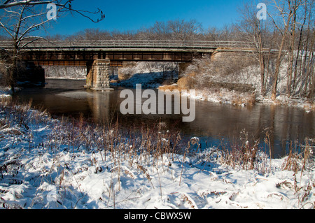 Ein Blick von der Eisenbahnbrücke auf Ile Perrot in Quebec. Stockfoto