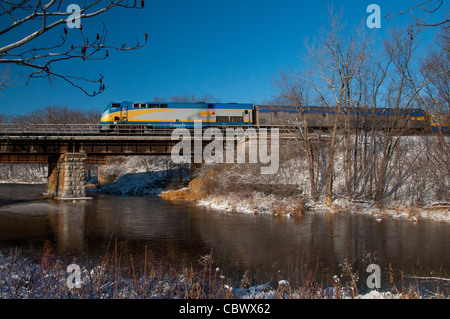 Ein Blick auf die Eisenbahnbrücke mit Zug überquert haben, auf Ile Perrot in Quebec. Stockfoto