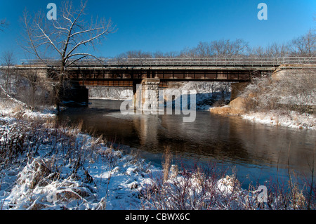 Ein Blick von der Eisenbahnbrücke auf Ile Perrot in Quebec. Stockfoto