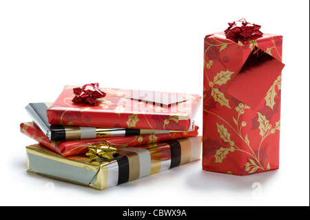 verpackte Weihnachtsgeschenke isoliert auf weißem Hintergrund Stockfoto