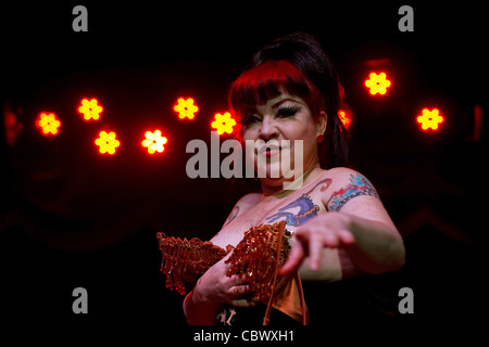 Burlesque Tänzerin Torchy Tabu geht durch ihre Routine bei der Premiere des 8. jährlichen New York Burlesque Festival. Stockfoto