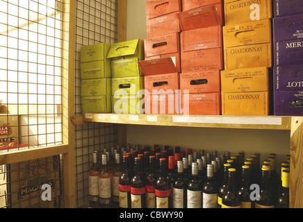 Fälle von Getränken im Bottle Shop Pub Stockfoto