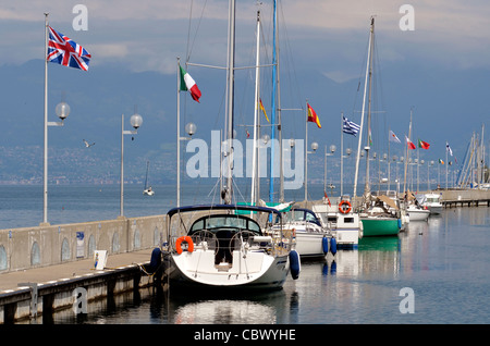 Hafen von Evian-Les-Bains am Ufer des Genfer Sees im Osten Frankreichs, Gemeinde im Département Haute-Savoie Region Rhône-Alpes Stockfoto