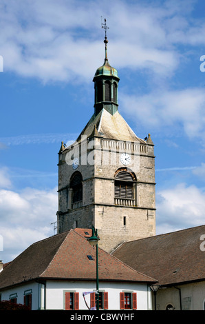 Glockenturm der Kirche Assomption von Evian-Les-Bains am Ufer des Genfer Sees im Osten von Frankreich, Departement Haute Savoie Stockfoto