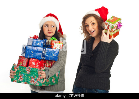 Lustige zwei Frauen Weihnachtsgeschenke isoliert auf weißem Hintergrund Stockfoto