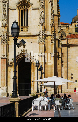 Terrasse vor der Kathedrale von San Salvador in Oviedo, Asturien, Spanien Stockfoto