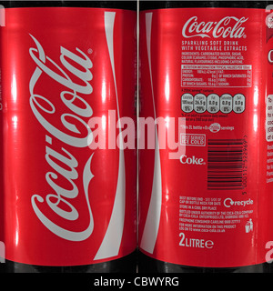Zwei 2-Liter Flaschen Cola mit Nährwertangaben Stockfoto